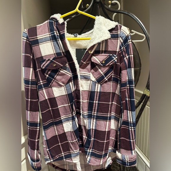 Woman’s Sherpa button up top - Picture 4 of 8